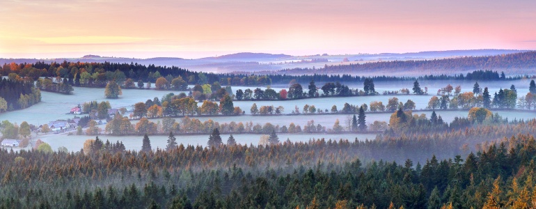 Pohled z výšky na ranní krajinu Vysočiny.