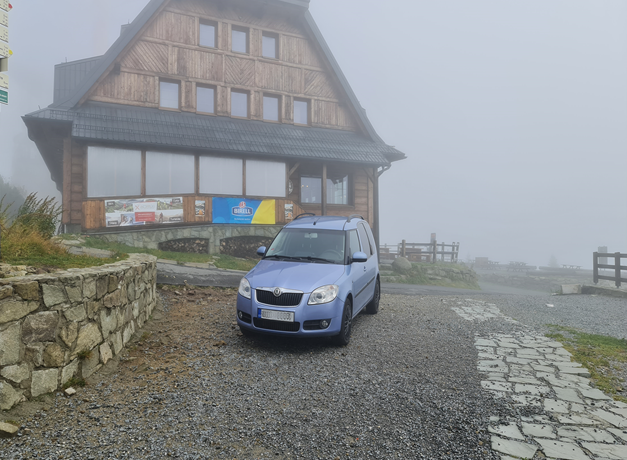 Zaparkované auto v krajině - nepovolený vjezd.