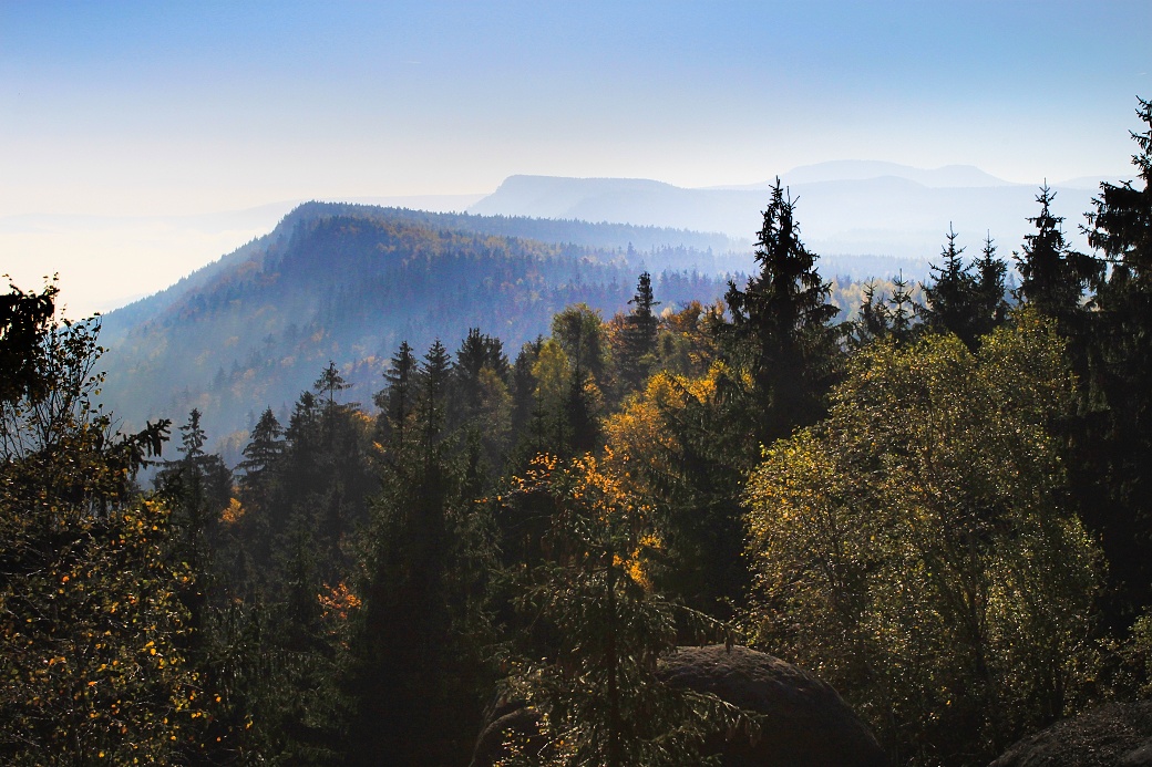 Broumovské stěny-nesouměrný hřbet - kuesta.