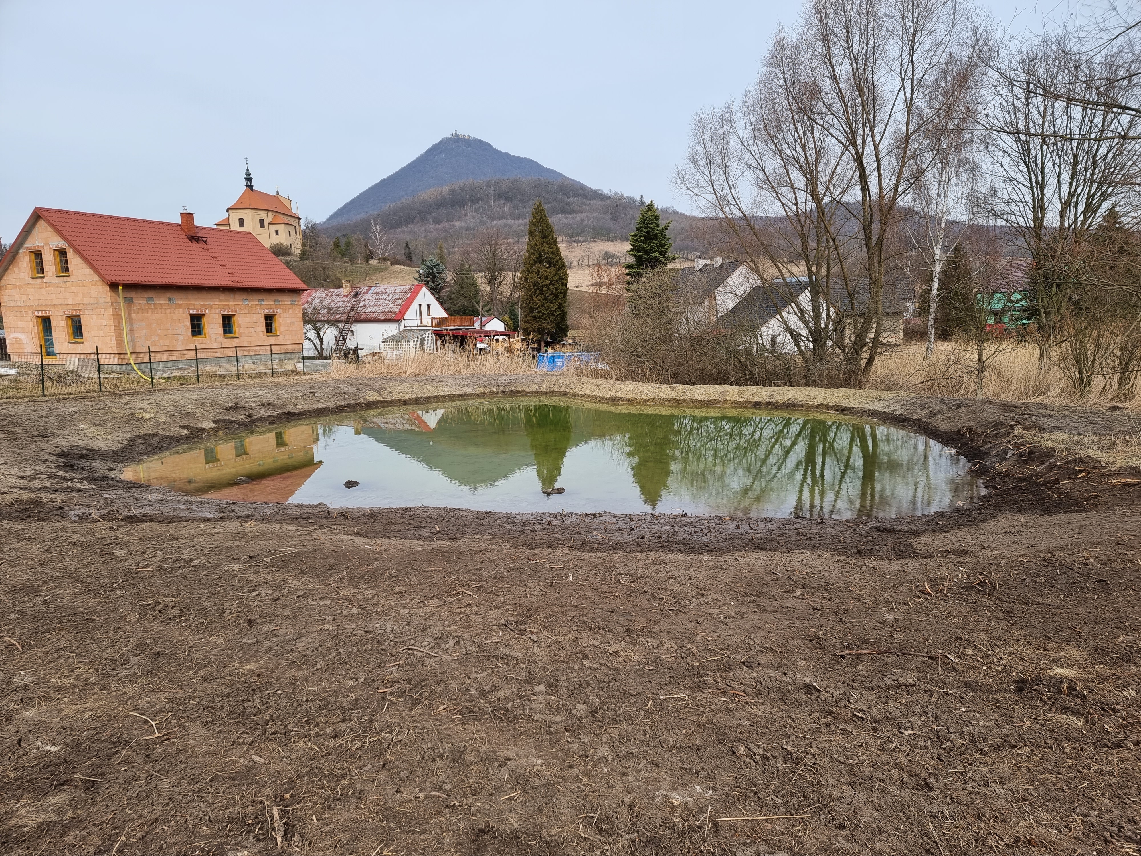 Vybudovaný rybník na kraji obce.