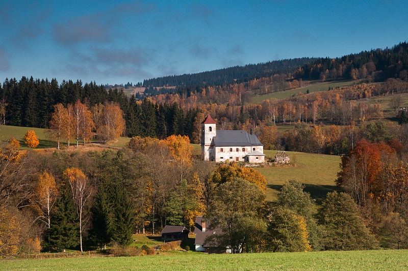 Malebnost krajiny  v okolí obce Vrchní Orlice dotváří kostel svatého Jana Nepomuckého.