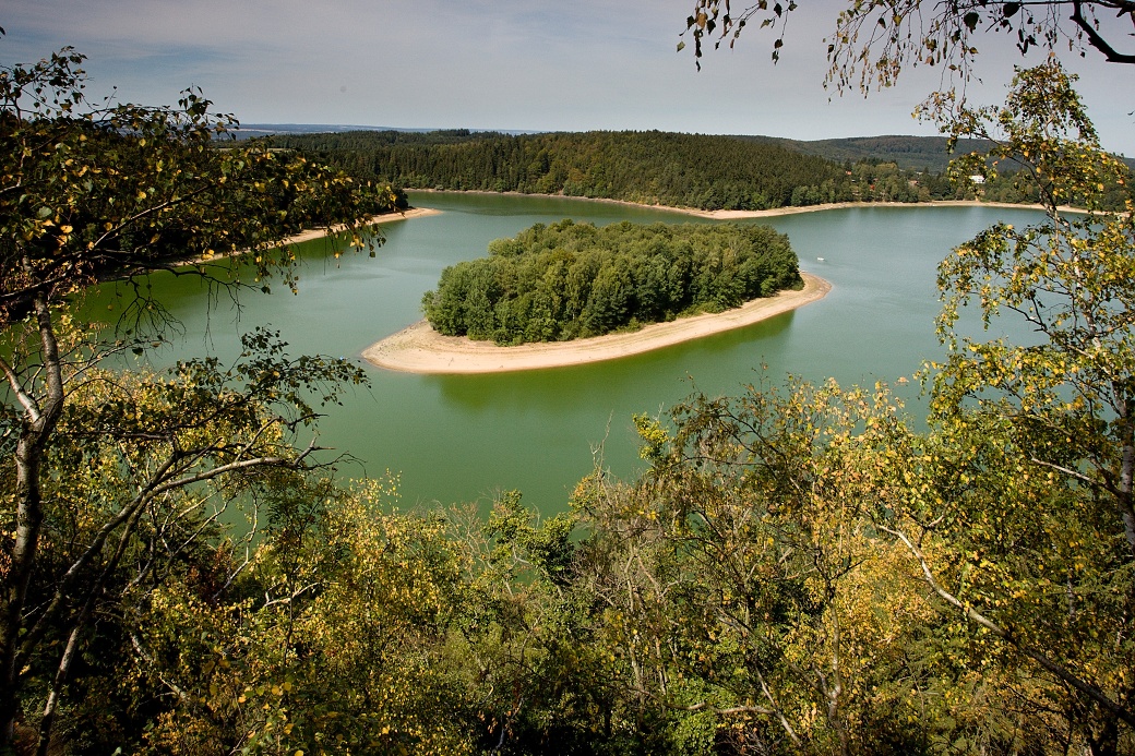 Pohled od zříceniny hradu Oheb na Sečskou přehradu.