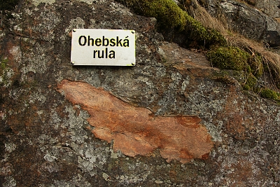 Vyleštěná Ohebská rula na skále u hráze sečské přehrady.