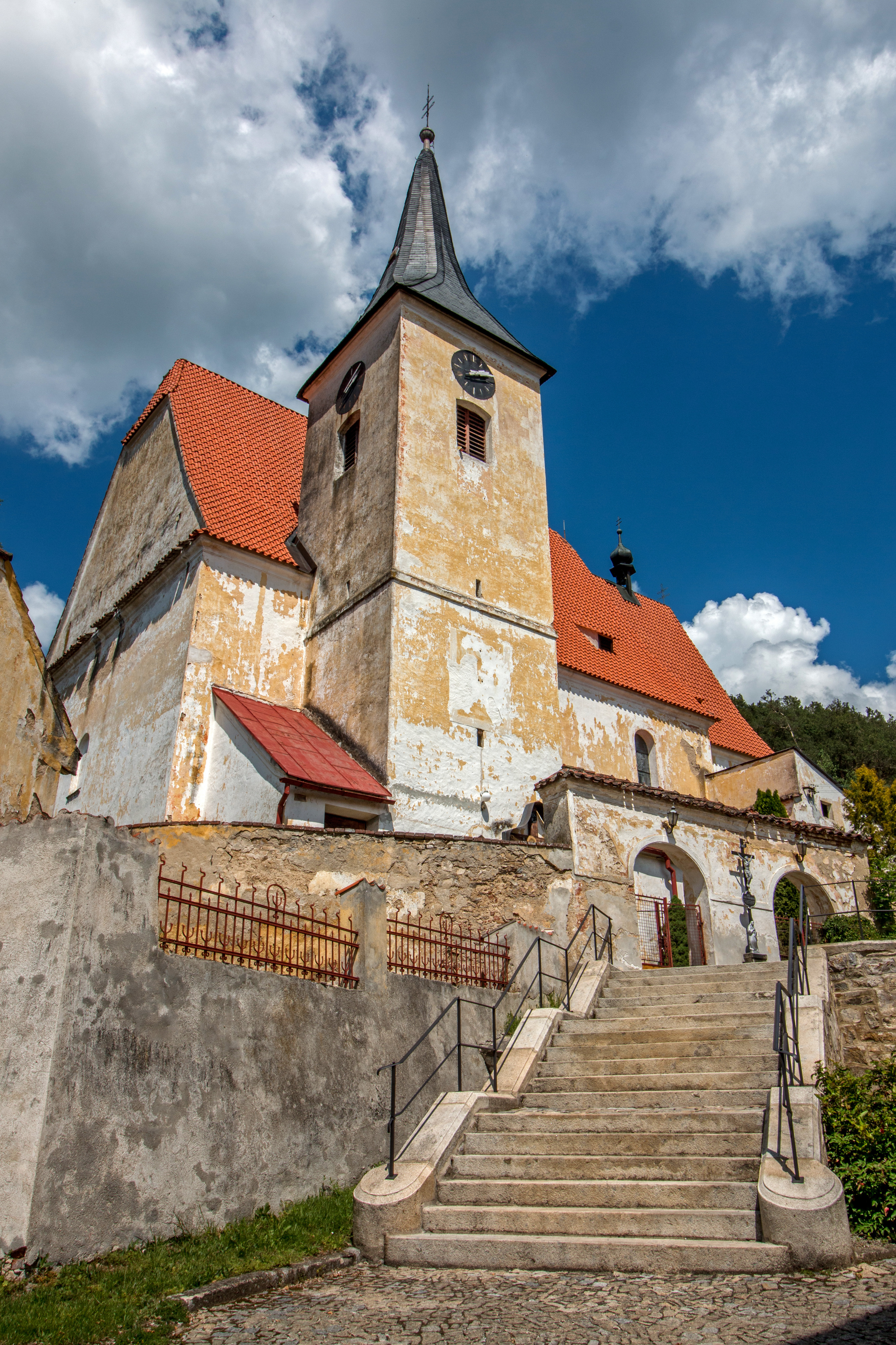 Kostel sv. Šimona a Judy v Brloze.