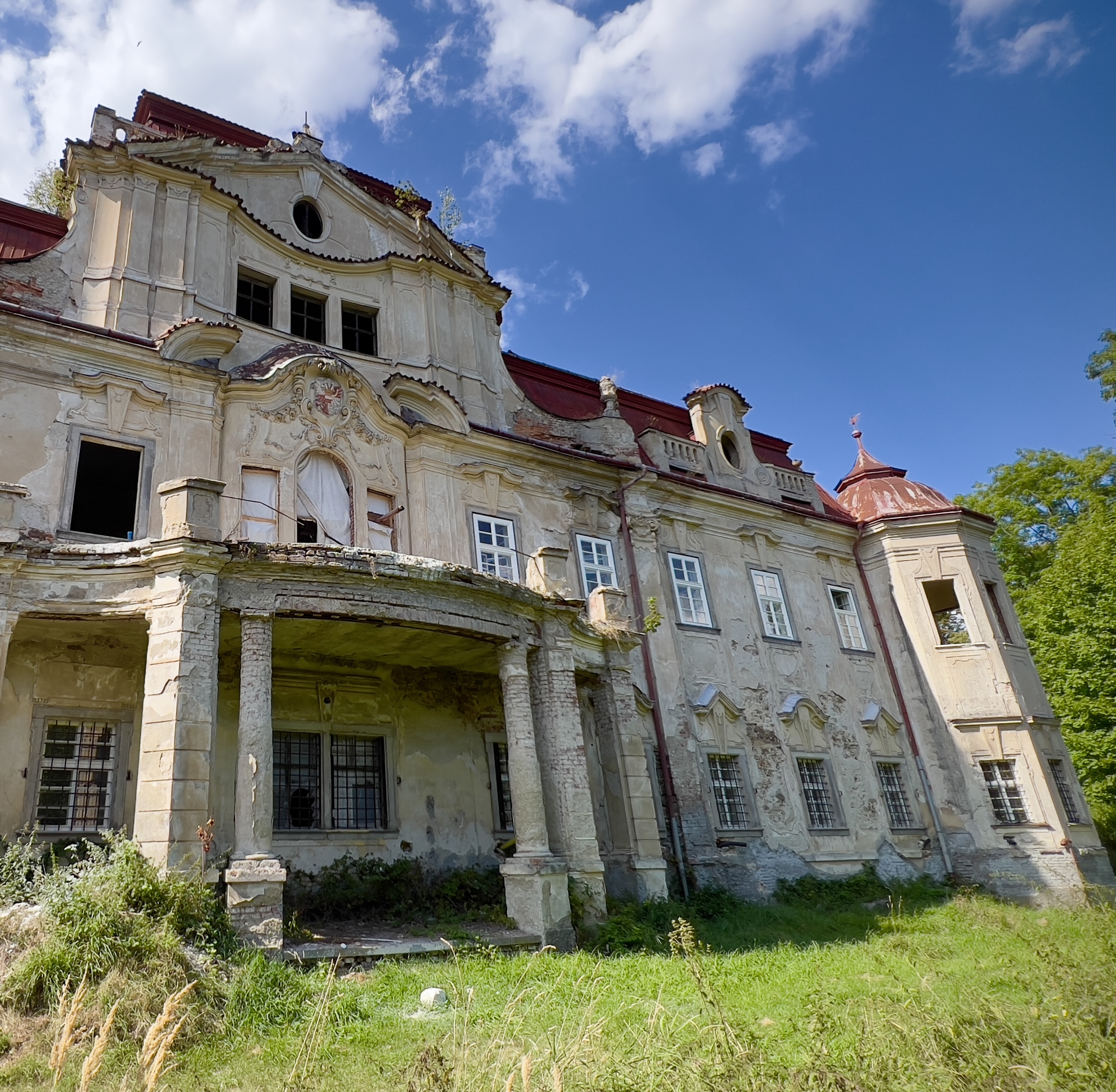 Kolem zámku a podzámčí Velké Dvorce